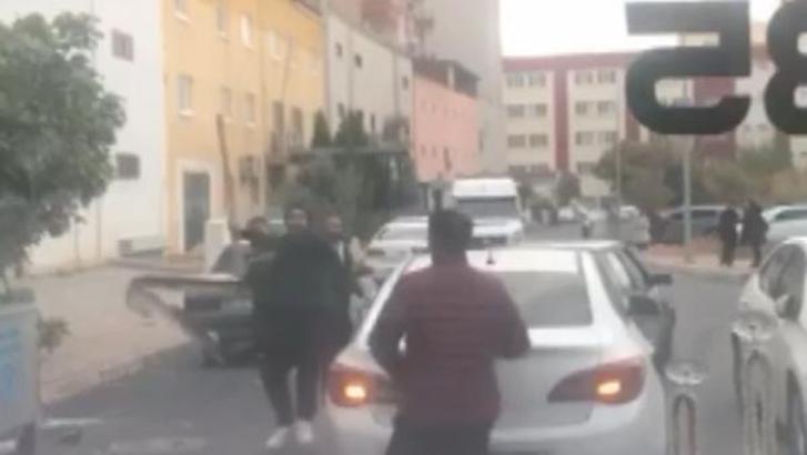 Kazaya karışan sürücülerden biri 'tampon' ile saldırdı, diğeri bıçakla karşılık verdi