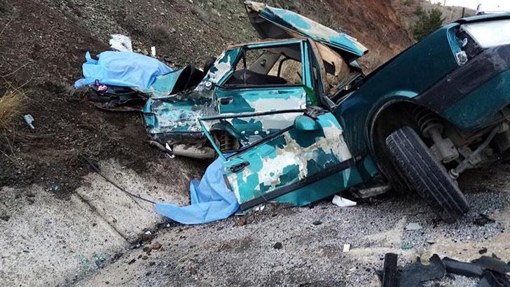 Tokat'ta TIR'la çarpışan otomobil hurdaya döndü: 2 ölü, 1 yaralı