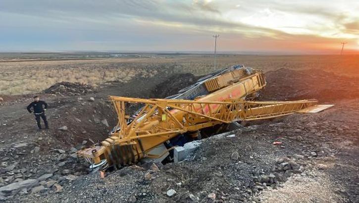 Şanlıurfa'da vinç şarampole devrildi: 2 yaralı