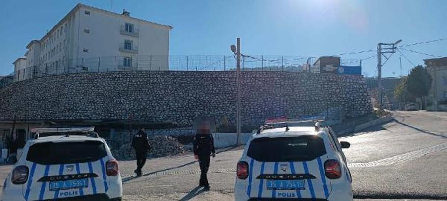 Buca'da, okul çevresinde yapılan uyuşturucu denetimlerinde 405 şüpheli gözaltına alındı