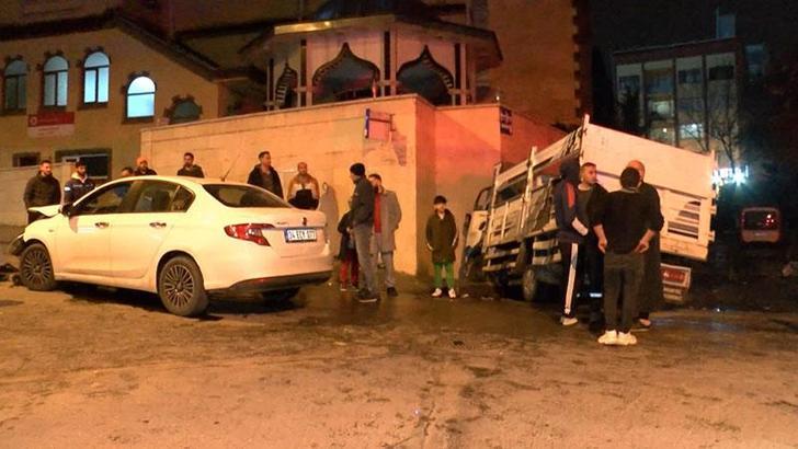 Kartal'da otomobilin çarptığı kamyonet caminin duvarına çarptı