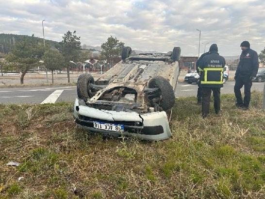 Sivas’ta otomobil refüje devrildi: 2 yaralı