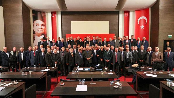 Özgür Özel, partisinin eski milletvekilleri ile bir araya geldi