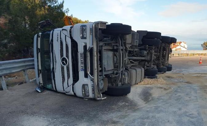 Bisküvi tozu yüklü tır yan yattı