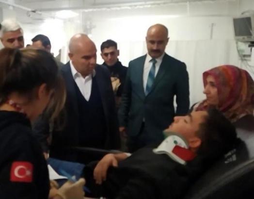 Okul servisi ile kamyonet çarpıştı; 2'si ağır, 20 öğrenci ile sürücü yaralı