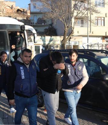 'Kargo dolandırıcılığı' operasyonunda gözaltına alınan şüpheliler adliyede