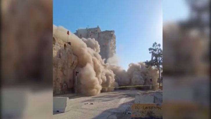 Şanlıurfa'da ağır hasarlı 10 katlı iş merkezi yıkıldı