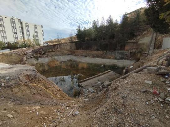 Mardin’de inşaat temelinde biriken yağmur suları tehlike saçıyor