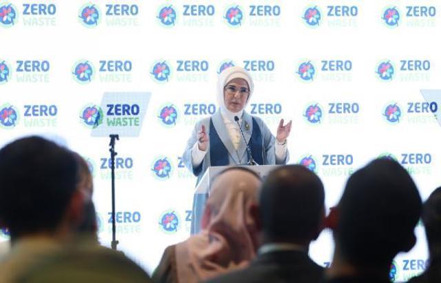 Emine Erdoğan, Dubai'de iklim elçisi gençlerle bir araya geldi