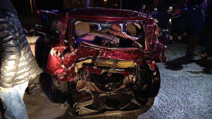 Kırmızı ışıkta bekleyen uzman çavuşların otomobiline, otomobil çarptı: 6 yaralı