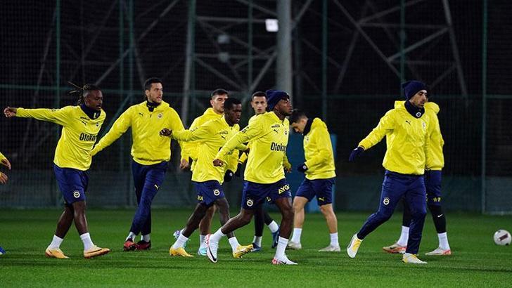 Fenerbahçe Kulübü Başkanı Ali Koç, antrenman öncesi takımla toplantı yaptı