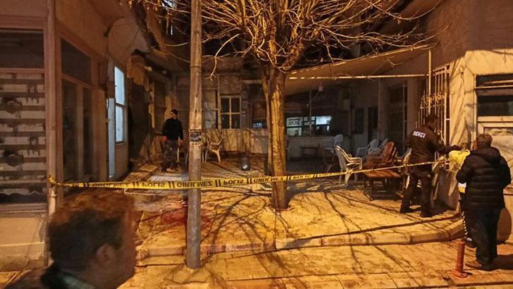 Muhtar, husumetli olduğu muhtarı ve yanındaki esnafı tabancayla ağır yaraladı