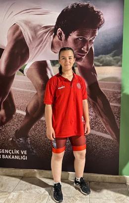 Antalya'da ailesinden gizli başladığı güreşte şampiyon oldu