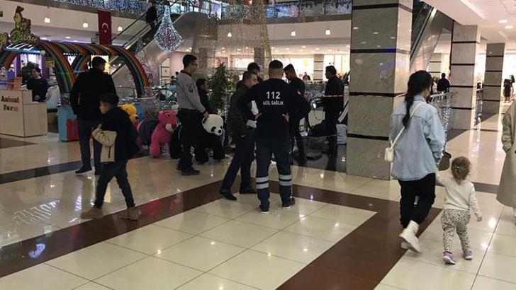 Yürüyen merdivenlerde düşen 1.5 yaşındaki Mert Ali'nin parmakları koptu