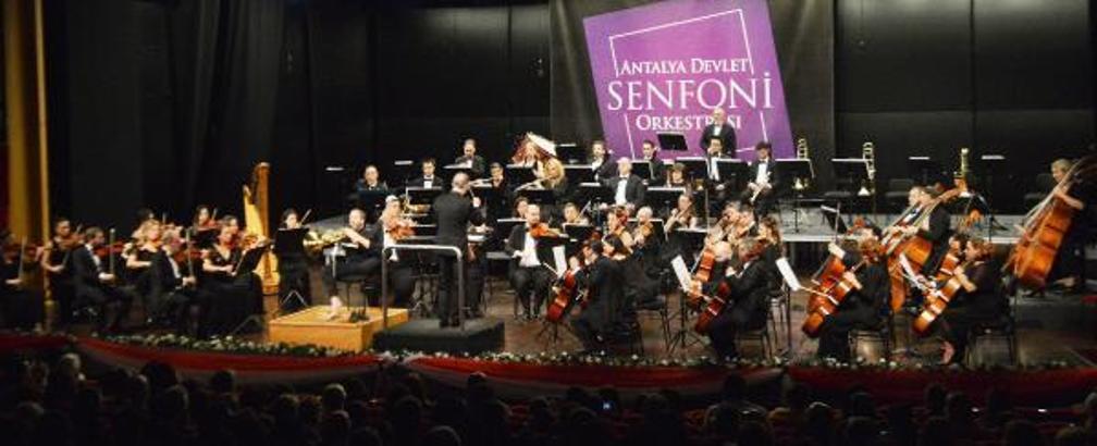 Sahnede kolsuz korno sanatçısı sürprizi