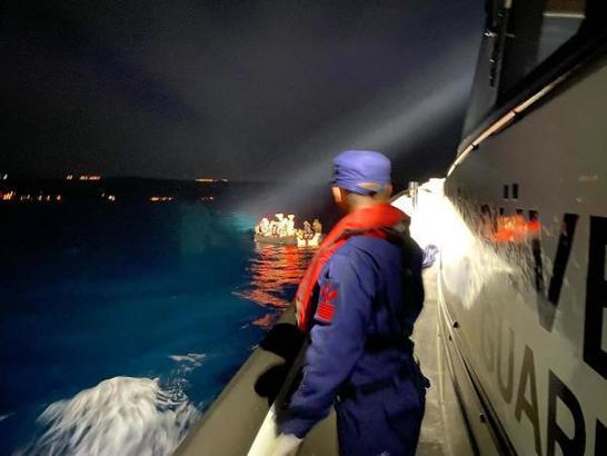 Çanakkale açıklarında 49 kaçak göçmen kurtarıldı