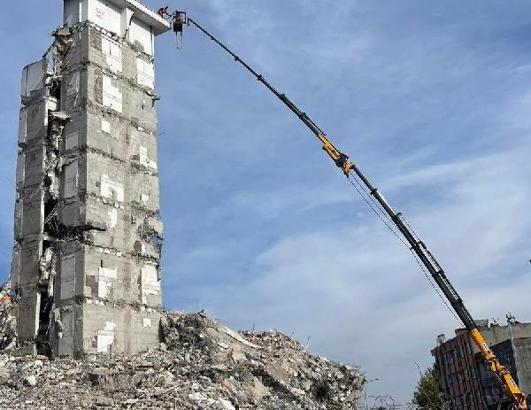 Adıyaman'da ağır hasarlı bina yıkıldı