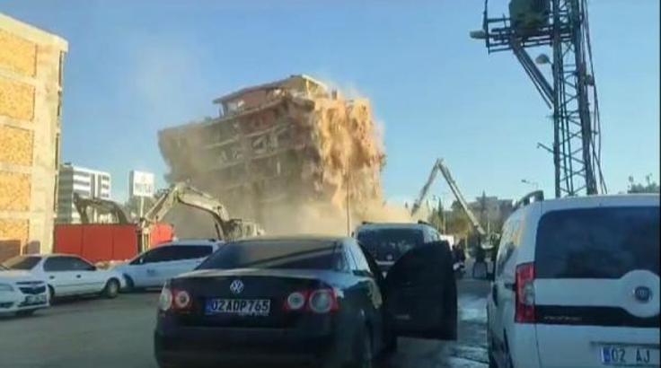 Adıyaman'da ağır hasarlı 8 katlı bina yıkıldı