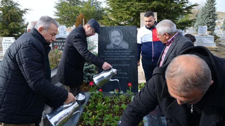 Halk ozanı Muharrem Ertaş, mezarı başında anıldı