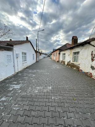 Yunusemre'den Muradiye'de parke taşı döşeme çalışması