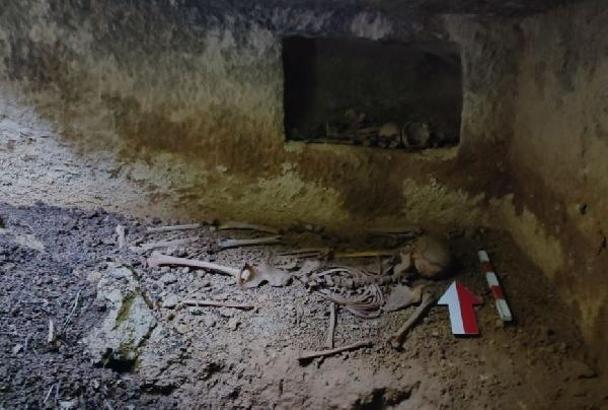 Evin bahçesindeki çökme sonrası Roma dönemine ait tek oda mezar bulundu