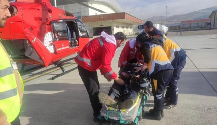 Bahçesaray'daki hasta, ambulans helikopterle Van'a sevk edildi