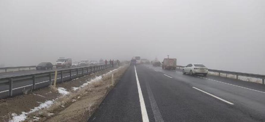 Ağrı’da yoğun siste zincirleme kaza; 19 yaralı