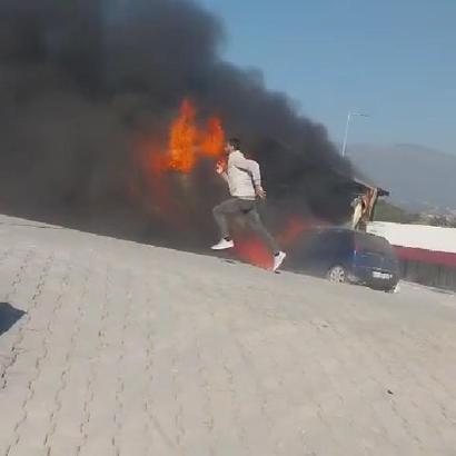 Hatay'da depremzedelerin kaldığı 8 prefabrik ev yangında zarar gördü