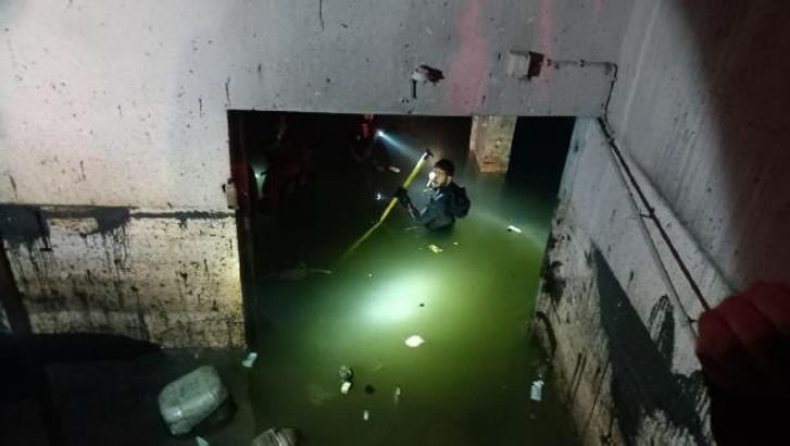 'Bebek atıldı' ihbarıyla bodrumdaki su boşaltılıyor (2)