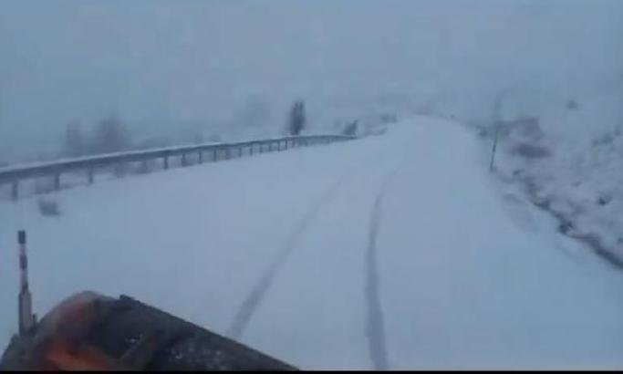 Tunceli'de kar yağışı; ekipler kapanan yolları açıyor