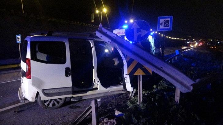 Hafif ticari araç bariyerlere çarptı; anne öldü, oğlu ve eşi yaralı