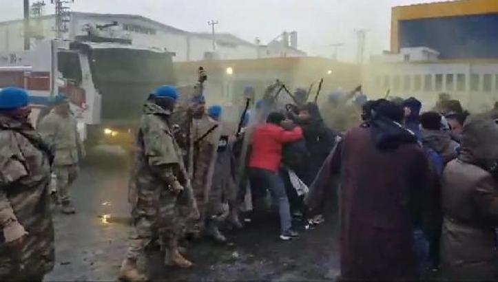 Şanlıurfa'da, jandarma ile işçiler arasında gerginlik; 22 gözaltı