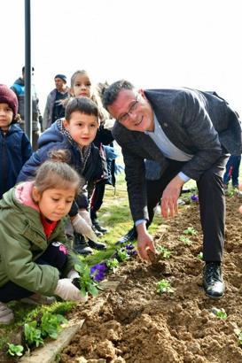 Alaşehir Belediye Başkanı Öküzcüoğlu, öğrencilerle çiçek dikti