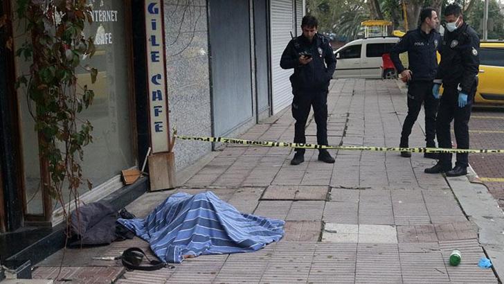 Bekçilerin hastaneye gitmesi için ikna edemediği evsiz, ölü bulundu