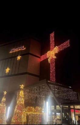 Rize'de AVM'nin yılbaşı süslemesinde 'kurdele' krizi