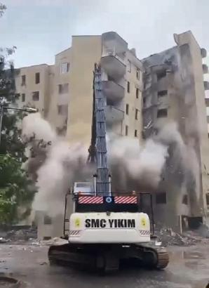 Diyarbakır'da 9 katlı bina yıkılırken çöktü
