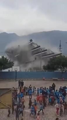 Okul yanında kontrollü yıkım; bahçedeki öğrenciler koşarak kaçtı