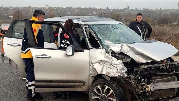 Kırklareli'de otomobil ile minibüs çarpıştı: 1 ölü, 2 yaralı