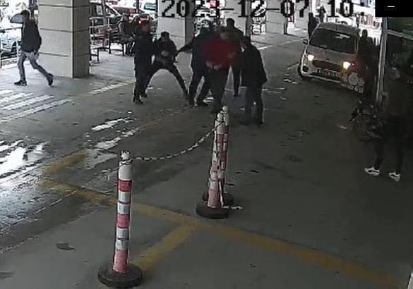 Hastane önündeki kavgada tabanca çeken şüpheliyi jandarma etkisiz hale getirdi; o anlar kamerada