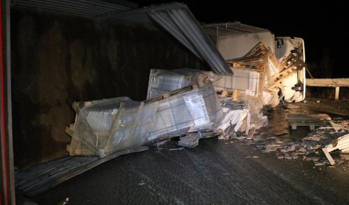 Fayans yüklü tır devrildi