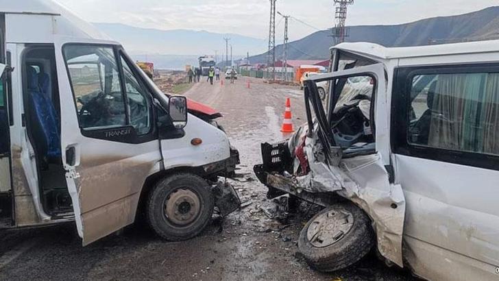 Şırnak’ta minibüsler çarpıştı: 16 yaralı