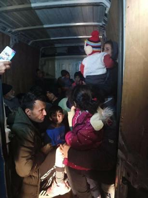 Manisa'da panelvan minibüste 33 kaçak göçmen yakalandı