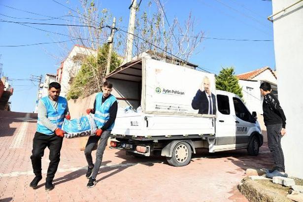 Menemen'de ihtiyaç sahiplerine kömür dağıtımı