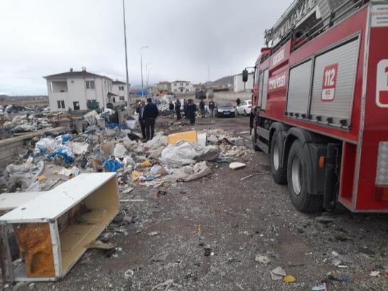 Kayseri'de hurdalık malzemelerin bulunduğu sitede yangın