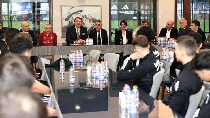 Beşiktaş Başkanı Hasan Arat, futbol takımıyla bir araya geldi