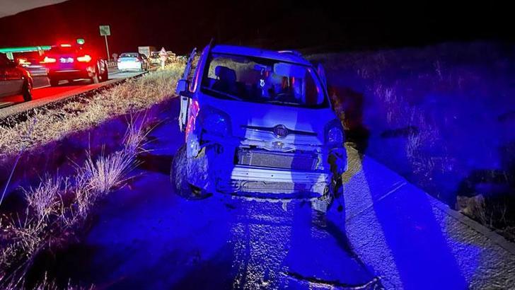 Yaralı sürücüye yardım etmek isteyen 2 kişi, hafif ticari aracın çarpmasıyla öldü