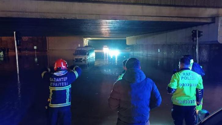 Gaziantep'te sağanak; cadde ve sokaklar suyla doldu