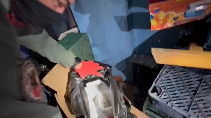 Manavda, sebze ve meyve kasalarının altına gizlenen 15 kilo esrarı 'Larissa' buldu