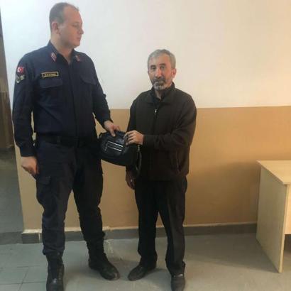 Yol kenarında bulunan çanta sahibine teslim edildi