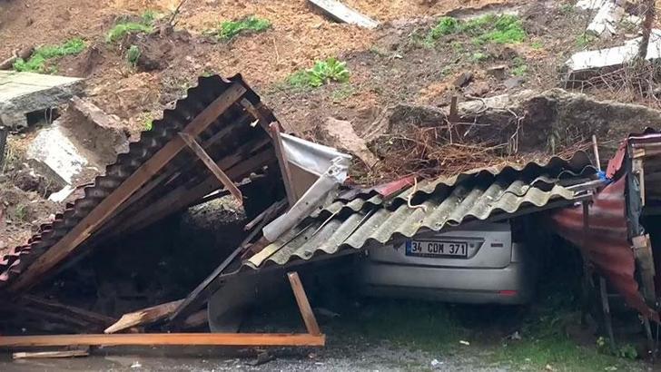Sarıyer'de istinat duvarı çöktü; 4 araç hasar gördü
